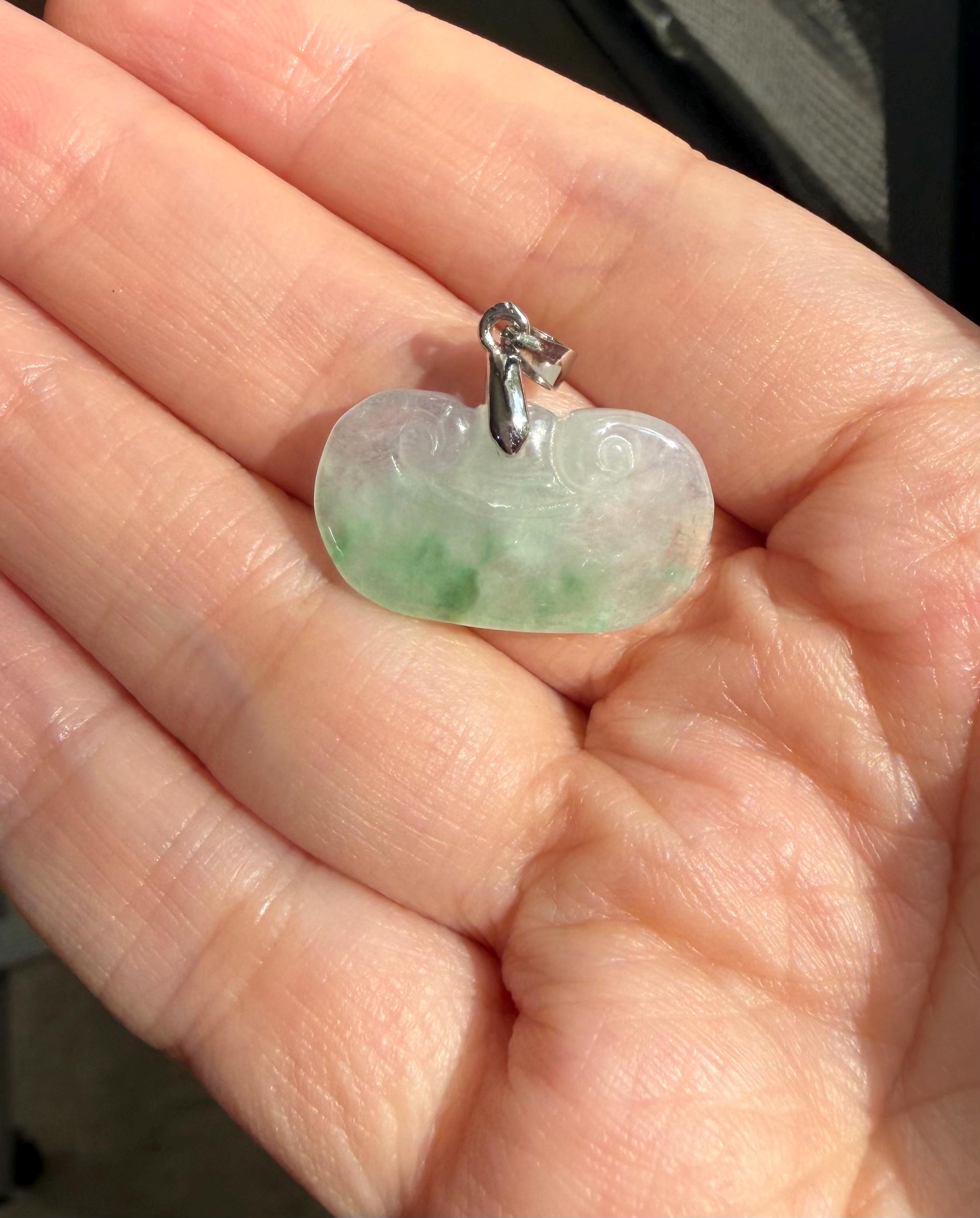 手彫り翡翠雲ペンダント：エメラルドグリーン＆S925シルバー - Etsy 日本