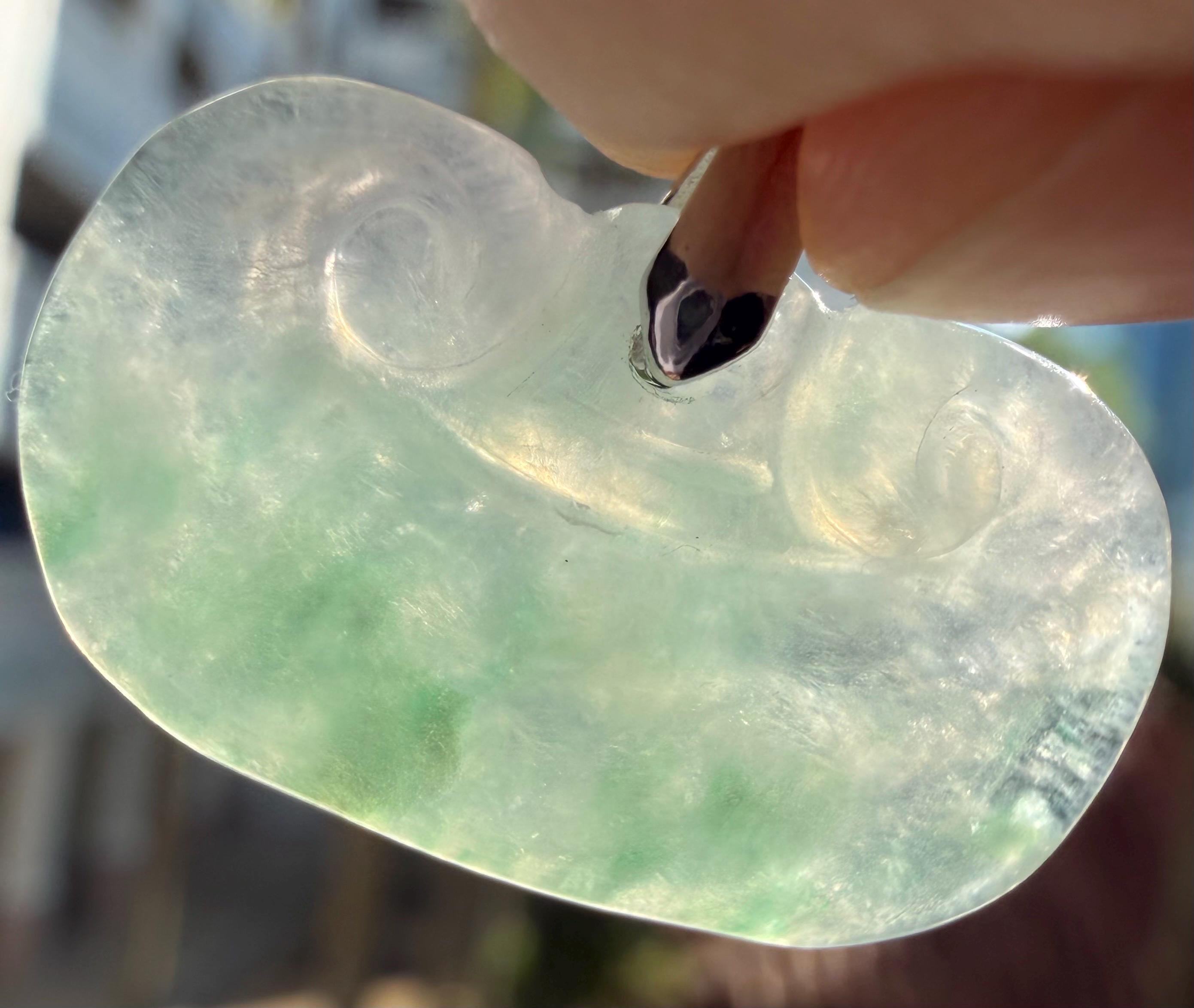 手彫り翡翠雲ペンダント：エメラルドグリーン＆S925シルバー - Etsy 日本