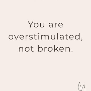 以下が含まれることがあります： 「You are overstimulated, not broken」というテキストが書かれたミニマリストポスター。テキストは濃い茶色のフォントで、明るいベージュ色の背景に表示されています。「HER CALM ATELIER」と「SOFT LIFE COLLECTION」の文字も表示されています。