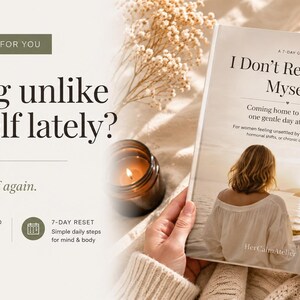 Op de afbeelding: Een persoon houdt een boek vast met de titel "I Don't Recognize Myself". De omslag toont een vrouw die naar een landschap kijkt. De afbeelding bevat ook een brandende kaars, de tekst "Feeling unlike yourself lately?" en een kopje thee.