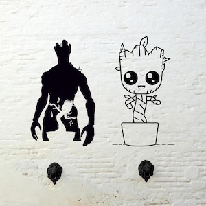Può includere: Illustrazione in bianco e nero di un personaggio dei cartoni animati, Groot, del film Guardiani della Galassia. Groot è in piedi in un vaso e ha un'espressione felice sul viso. L'illustrazione è su un muro di mattoni bianchi.