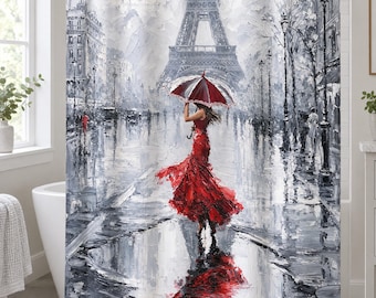 Peut inclure: Un rideau de douche avec une impression style peinture à l'huile représentant une personne en robe rouge vif tenant un parapluie rouge et blanc assorti. La scène montre une rue de Paris sous la pluie avec la tour Eiffel en arrière-plan, en gris.