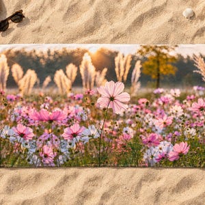 Floral Beach Towel, Pink Cosmos Flower Field Photo Art, Golden Hour Garden Decor — Garden Lover Gift bild 3