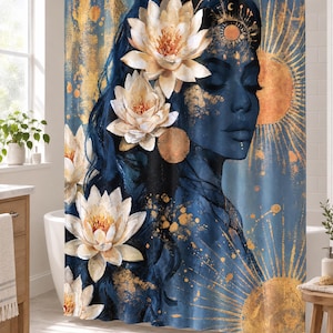Puede incluir: Una cortina de ducha con una ilustraci&oacute;n de perfil de una persona con piel y cabello azul oscuro adornado con grandes flores de loto blancas. El dise&ntilde;o incluye motivos solares dorados y salpicaduras de pintura dorada sobre un fondo azul.