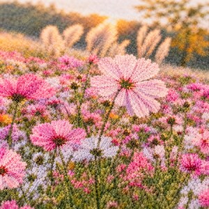 Peut inclure: Une broderie au point de croix d&eacute;taill&eacute;e repr&eacute;sentant un champ vibrant de fleurs cosmos roses et blanches. Les points textur&eacute;s cr&eacute;ent un effet doux et dimensionnel, mettant en valeur diverses nuances de feuillage vert et un arri&egrave;re-plan dor&eacute;.