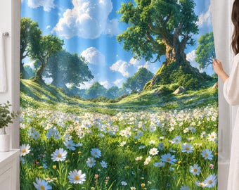 Peut inclure: Un rideau de douche arborant une impression paysagère représentant une prairie verdoyante parsemée de marguerites blanches sous un ciel bleu vif avec des nuages blancs et de grands arbres sur des collines, suspendu à une tringle en métal.