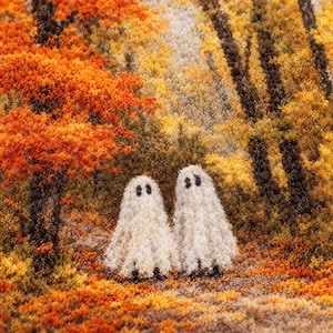 Puede incluir: Un bordado texturizado de aguja o punto de cruz que representa dos peque&ntilde;os fantasmas blancos sobre un sendero en un bosque oto&ntilde;al. La escena presenta follaje naranja y amarillo vibrante, troncos de &aacute;rboles oscuros y una textura fibrosa.