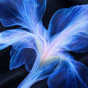 K&ouml;nnte beinhalten: Ein schwarzes Kleidungsst&uuml;ck aus Stoff mit einem gro&szlig;en, leuchtend blauen Blumenmuster. Das Blumendesign zeigt komplizierte, federartige Bl&uuml;tenblattstrukturen in leuchtendem Blau, hellem Violett und sanftem Wei&szlig;, die einen leuchtenden Effekt auf dem dunklen Hintergrund erzeugen.