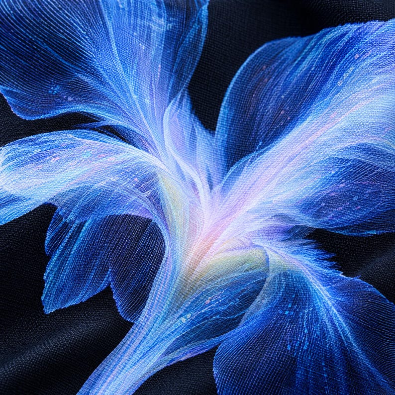 K&ouml;nnte beinhalten: Ein schwarzes Kleidungsst&uuml;ck aus Stoff mit einem gro&szlig;en, leuchtend blauen Blumenmuster. Das Blumendesign zeigt komplizierte, federartige Bl&uuml;tenblattstrukturen in leuchtendem Blau, hellem Violett und sanftem Wei&szlig;, die einen leuchtenden Effekt auf dem dunklen Hintergrund erzeugen.