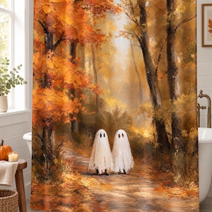 Puede incluir: Una cortina de ducha con una escena de bosque en estilo de pintura al &oacute;leo durante el oto&ntilde;o, con follaje naranja y amarillo vibrante. Dos figuras de fantasmas blancos se encuentran en un sendero rodeado de &aacute;rboles altos y anillos met&aacute;licos.