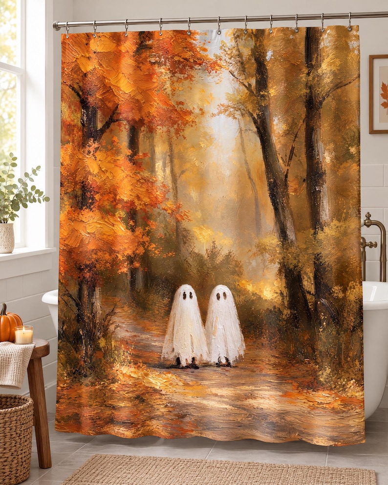Puede incluir: Una cortina de ducha con una escena de bosque en estilo de pintura al &oacute;leo durante el oto&ntilde;o, con follaje naranja y amarillo vibrante. Dos figuras de fantasmas blancos se encuentran en un sendero rodeado de &aacute;rboles altos y anillos met&aacute;licos.