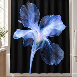 K&ouml;nnte beinhalten: Ein schwarzer Duschvorhang mit einem gro&szlig;en, zentralen abstrakten Blumendesign. Die Blume ist in leuchtenden Blau-, Violett- und Wei&szlig;t&ouml;nen gehalten und weist zarte, flie&szlig;ende, pinselstrichartige Texturen auf, die von der Mitte nach au&szlig;en strahlen.
