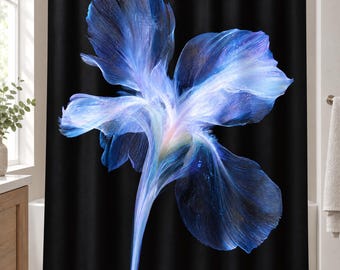Könnte beinhalten: Ein schwarzer Duschvorhang mit einem großen, zentralen abstrakten Blumendesign. Die Blume ist in leuchtenden Blau-, Violett- und Weißtönen gehalten und weist zarte, fließende, pinselstrichartige Texturen auf, die von der Mitte nach außen strahlen.