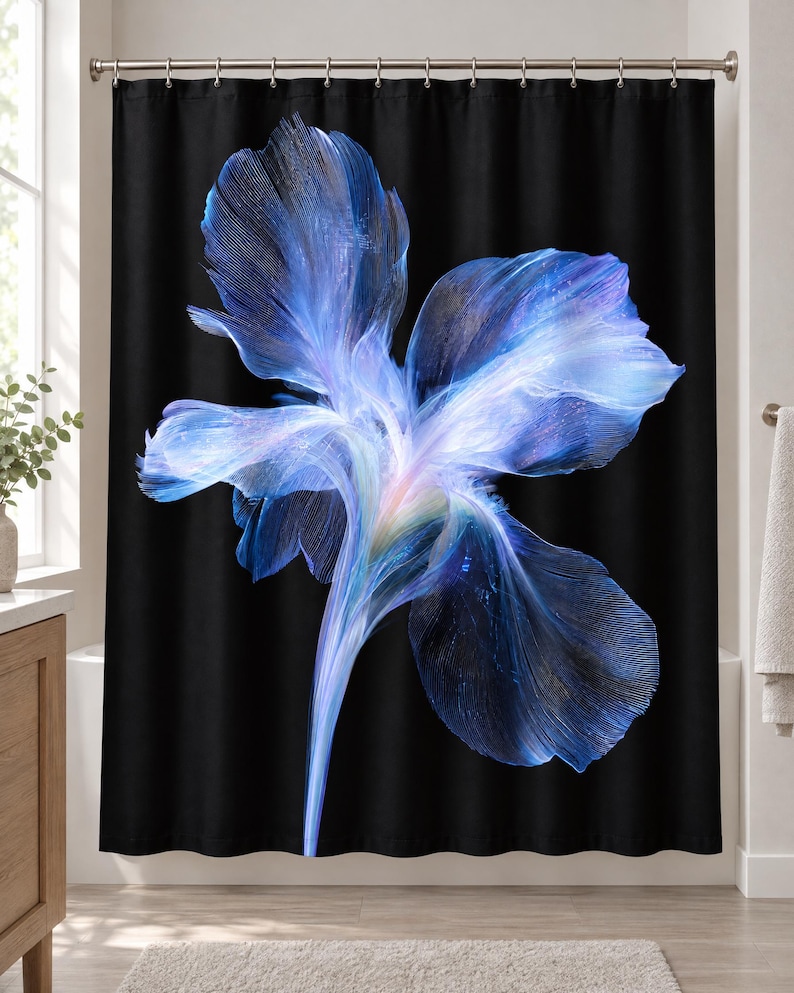 K&ouml;nnte beinhalten: Ein schwarzer Duschvorhang mit einem gro&szlig;en, zentralen abstrakten Blumendesign. Die Blume ist in leuchtenden Blau-, Violett- und Wei&szlig;t&ouml;nen gehalten und weist zarte, flie&szlig;ende, pinselstrichartige Texturen auf, die von der Mitte nach au&szlig;en strahlen.