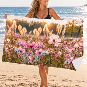 Floral Beach Towel, Pink Cosmos Flower Field Photo Art, Golden Hour Garden Decor — Garden Lover Gift bild 1
