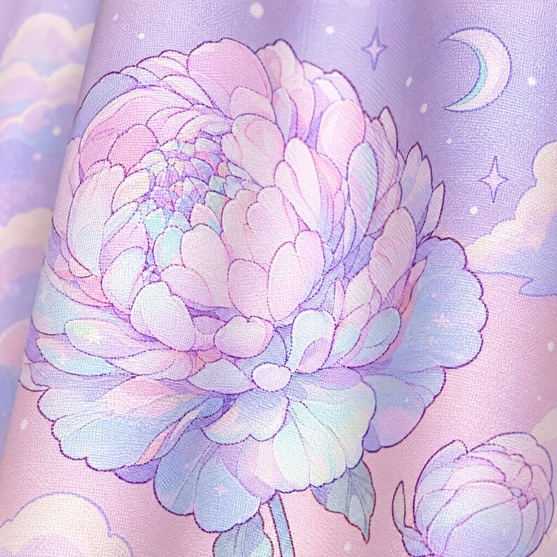 Op de afbeelding: Een stof met een grote, gelaagde bloem in pasteltinten van roze, lavendel en lichtblauw. De achtergrond is een zachte paarse lucht met witte wolken, kleine fonkelende sterren en een maansikkel, wat een hemels bloemmotief cre&euml;ert.