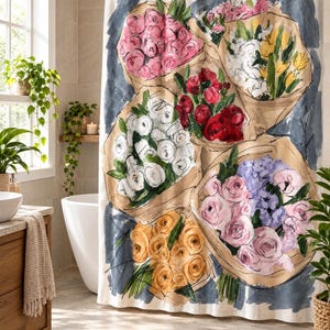 Pu&ograve; includere: Una tenda da doccia con una stampa in stile acquerello di diversi bouquet di fiori avvolti in carta marrone. I bouquet includono fiori rosa, bianchi, rossi, gialli e viola su uno sfondo blu scuro con texture a pennellate visibili.