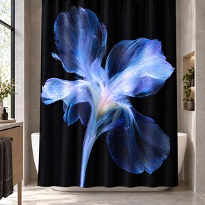 K&ouml;nnte beinhalten: Ein schwarzer Duschvorhang mit einem gro&szlig;en, abstrakten Blumendesign in der Mitte in leuchtenden Blau-, Violett- und Wei&szlig;t&ouml;nen. Die Bl&uuml;tenbl&auml;tter wirken flie&szlig;end und &auml;therisch mit Lichtstrahlen, die von der Mitte nach au&szlig;en strahlen.