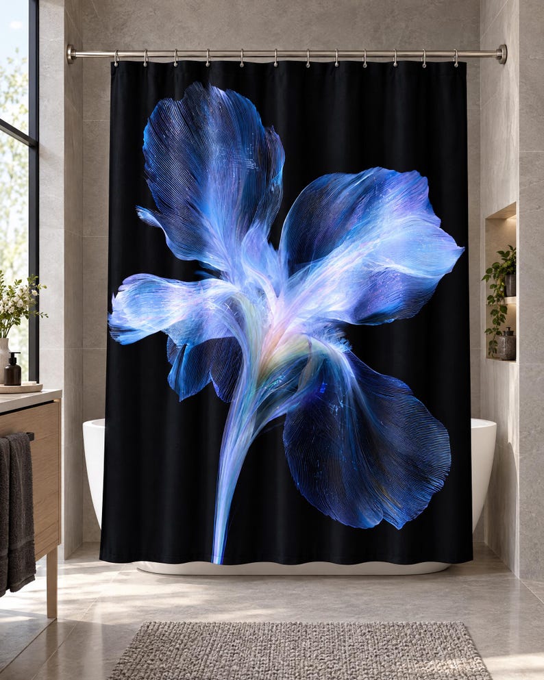 K&ouml;nnte beinhalten: Ein schwarzer Duschvorhang mit einem gro&szlig;en, abstrakten Blumendesign in der Mitte in leuchtenden Blau-, Violett- und Wei&szlig;t&ouml;nen. Die Bl&uuml;tenbl&auml;tter wirken flie&szlig;end und &auml;therisch mit Lichtstrahlen, die von der Mitte nach au&szlig;en strahlen.