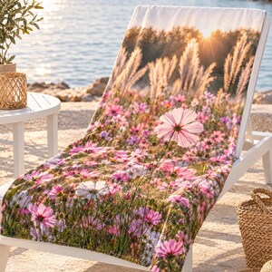 Floral Beach Towel, Pink Cosmos Flower Field Photo Art, Golden Hour Garden Decor — Garden Lover Gift bild 2