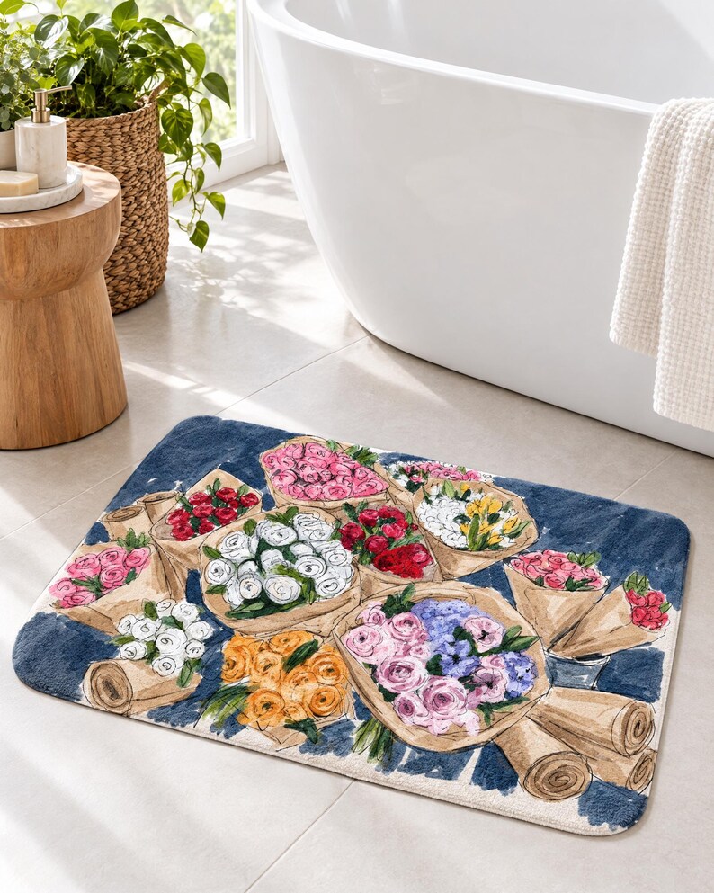K&ouml;nnte beinhalten: Eine rechteckige Badematte mit einem Aquarell-Druck von mehreren in braunes Papier eingewickelten Blumenstr&auml;u&szlig;en auf dunkelblauem Hintergrund. Die Str&auml;u&szlig;e bestehen aus verschiedenen Farben wie rosa, wei&szlig;en, roten, gelben und violetten Rosen.