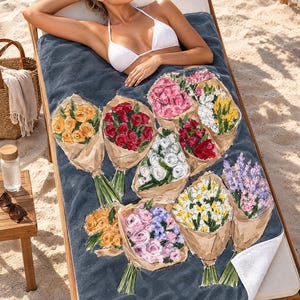 Floral Beach Towel, Flower Market Bouquet Art, Painterly Kraft Wrapped Flowers — Flower Lover Gift bild 1