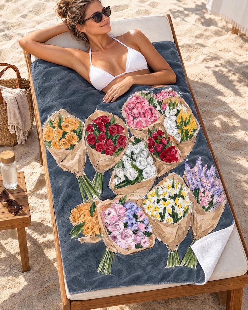 Floral Beach Towel, Flower Market Bouquet Art, Painterly Kraft Wrapped Flowers — Flower Lover Gift bild 1