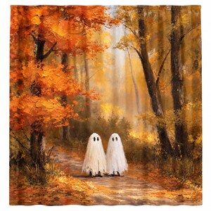 Puede incluir: Una cortina de ducha con una pintura al &oacute;leo de dos fantasmas blancos de pie en un sendero forestal durante el oto&ntilde;o. La escena incluye follaje naranja y amarillo vibrante en los &aacute;rboles y hojas ca&iacute;das que cubren el suelo.
