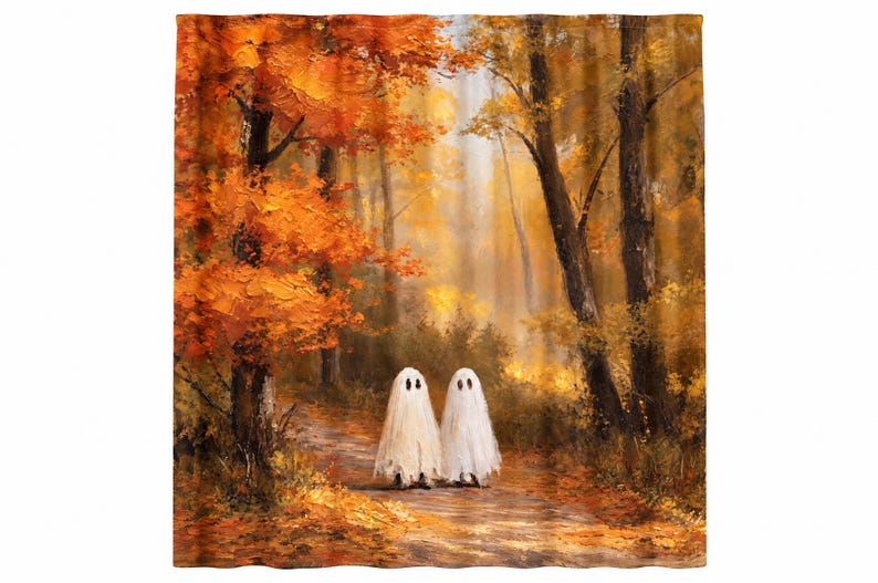 Puede incluir: Una cortina de ducha con una pintura al &oacute;leo de dos fantasmas blancos de pie en un sendero forestal durante el oto&ntilde;o. La escena incluye follaje naranja y amarillo vibrante en los &aacute;rboles y hojas ca&iacute;das que cubren el suelo.