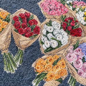 Floral Beach Towel, Flower Market Bouquet Art, Painterly Kraft Wrapped Flowers — Flower Lover Gift bild 4