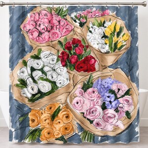 Pu&ograve; includere: Una tenda da doccia con un'illustrazione in stile acquerello di diversi mazzi di fiori avvolti in carta marrone. I mazzi includono fiori rosa, bianchi, rossi, gialli, arancioni e viola su uno sfondo blu scuro testurizzato.