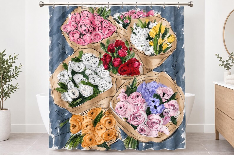 Pu&ograve; includere: Una tenda da doccia con un'illustrazione in stile acquerello di diversi mazzi di fiori avvolti in carta marrone. I mazzi includono fiori rosa, bianchi, rossi, gialli, arancioni e viola su uno sfondo blu scuro testurizzato.