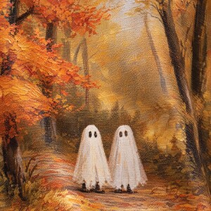 Puede incluir: Un estampado sobre tela texturizada que muestra una pintura al &oacute;leo de dos fantasmas blancos de pie en un sendero dentro de un bosque oto&ntilde;al. La escena est&aacute; llena de follaje naranja, amarillo y marr&oacute;n, creando un ambiente c&aacute;lido y estacional.