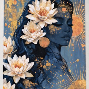 Puede incluir: Un tapiz de pared rectangular que muestra el retrato azul oscuro de una persona con los ojos cerrados, adornado con grandes flores de loto blancas en el cabello. El dise&ntilde;o incluye motivos solares dorados, patrones celestiales y salpicaduras de oro.