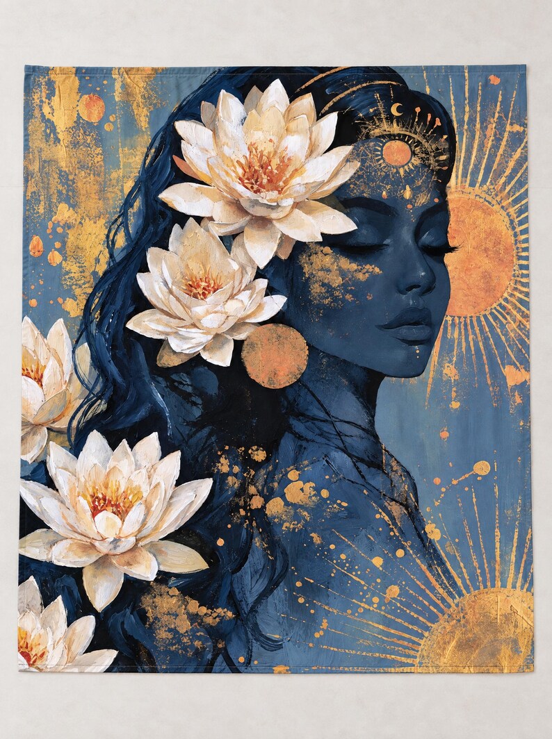 Puede incluir: Un tapiz de pared rectangular que muestra el retrato azul oscuro de una persona con los ojos cerrados, adornado con grandes flores de loto blancas en el cabello. El dise&ntilde;o incluye motivos solares dorados, patrones celestiales y salpicaduras de oro.