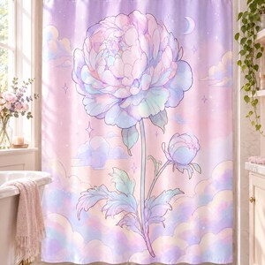 Op de afbeelding: Een douchegordijn met een grote, centrale pioenroos in pasteltinten van roze, blauw en paars. De achtergrond toont een zachte, dromerige lucht met pluizige wolken, een maansikkel en kleine sterren, allemaal uitgevoerd in een licht, etherisch kleurenpalet.