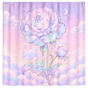 Op de afbeelding: Een douchegordijn met een grote, centrale pioenroos en een kleinere knop in pasteltinten van roze, blauw en paars. De achtergrond toont een dromerige lucht vol pluizige wolken, een maansikkel en kleine fonkelende sterren.
