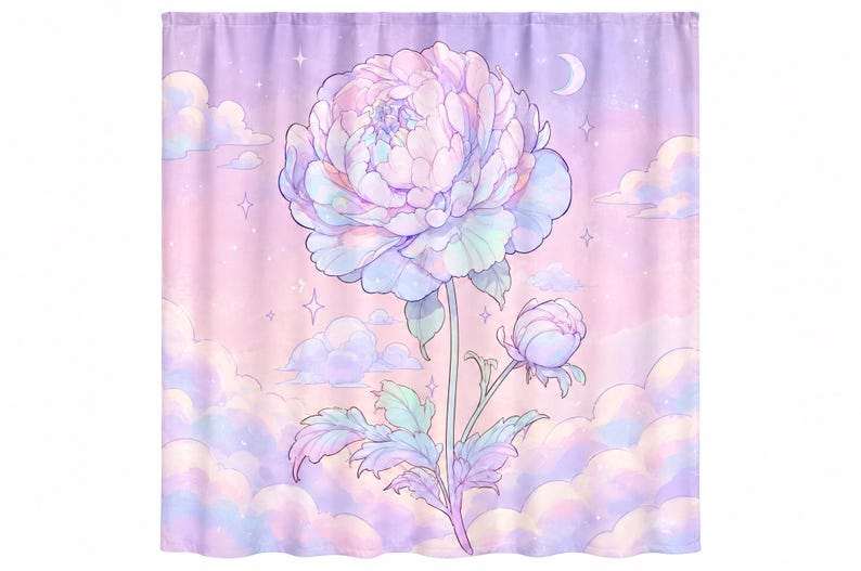 Op de afbeelding: Een douchegordijn met een grote, centrale pioenroos en een kleinere knop in pasteltinten van roze, blauw en paars. De achtergrond toont een dromerige lucht vol pluizige wolken, een maansikkel en kleine fonkelende sterren.