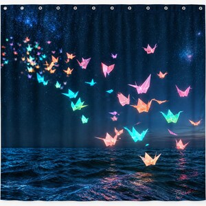 Pu&ograve; includere: Una tenda da doccia con un cielo notturno blu scuro pieno di stelle sopra un oceano scuro. Uno stormo di gru origami luminose e multicolori nelle tonalit&agrave; del rosa, arancione, giallo e blu vola sulla scena, con occhielli in metallo in alto.