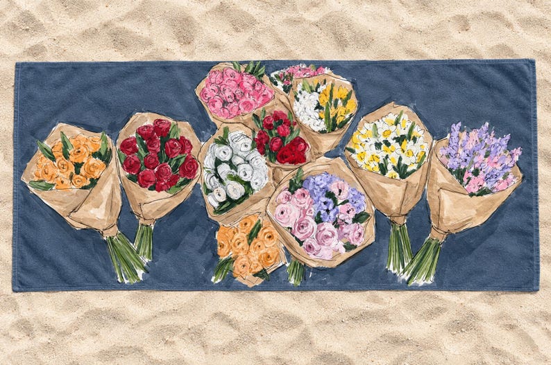 Floral Beach Towel, Flower Market Bouquet Art, Painterly Kraft Wrapped Flowers — Flower Lover Gift bild 3
