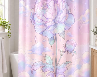Puede incluir: Una cortina de ducha con una peonía grande en el centro y un capullo más pequeño en tonos pastel de rosa, morado y azul. El fondo representa un cielo suave y onírico lleno de nubes esponjosas, estrellas centelleantes y una luna creciente.