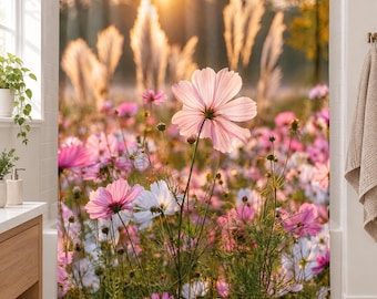 Può includere: Una tenda da doccia con una stampa fotografica di un campo di fiori cosmea rosa e bianchi in piena fioritura. La scena è illuminata da una calda luce solare dorata che filtra attraverso l'erba alta sullo sfondo, creando un'atmosfera soffusa.
