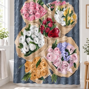 Pu&ograve; includere: Una tenda da doccia con sfondo blu scuro e un motivo di vari bouquet di fiori avvolti in carta marrone. I bouquet includono fiori rosa, bianchi, rossi, gialli e viola con foglie e steli di colore verde.