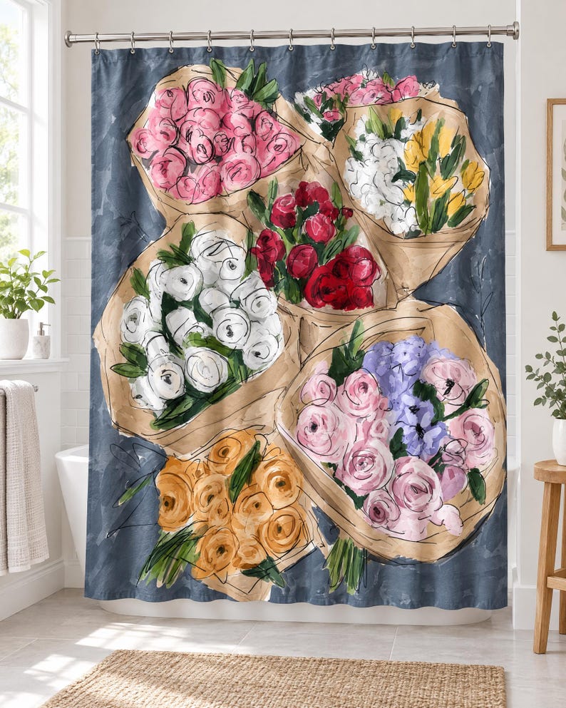 Pu&ograve; includere: Una tenda da doccia con sfondo blu scuro e un motivo di vari bouquet di fiori avvolti in carta marrone. I bouquet includono fiori rosa, bianchi, rossi, gialli e viola con foglie e steli di colore verde.