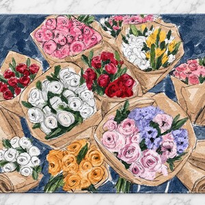 K&ouml;nnte beinhalten: Eine rechteckige Matte mit einer Aquarellillustration mehrerer Blumenstr&auml;u&szlig;e, die in braunes Papier eingewickelt sind. Die Str&auml;u&szlig;e enthalten rosa, wei&szlig;e, rote, gelbe und violette Blumen vor einem dunkelblauen, strukturierten Hintergrund.