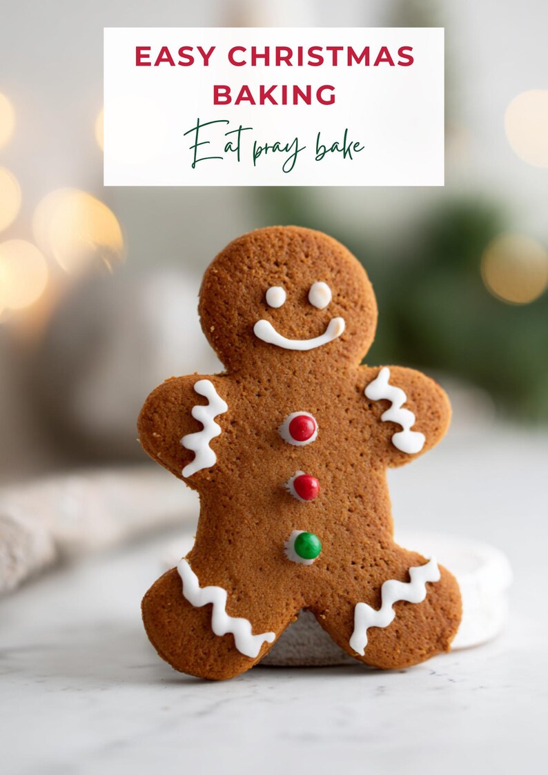 Może przedstawiać: Piernikowy ludzik z białymi lukrowymi detalami i kolorowymi cukierkowymi guzikami. Ciastko ma uśmiechniętą twarz i jest ozdobione białymi lukrowymi zygzakami. Tekst na g&oacute;rze brzmi "EASY CHRISTMAS BAKING" i "Eat pray bake".