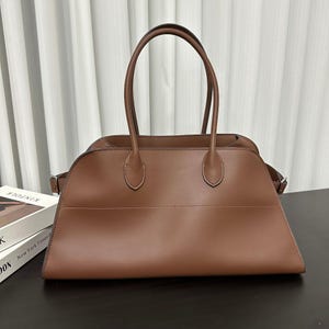 Handgefertigte, minimalistische Ledertasche. Tragetasche mit großem Fassungsvermögen. Große Pendlertasche. Tasche mit Langzeitlehre