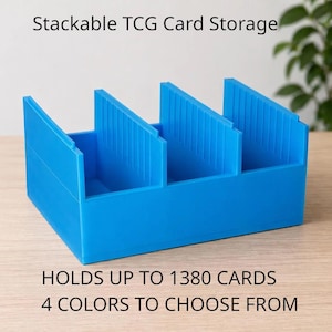 Può includere: Un contenitore per carte impilabile blu brillante. Il contenitore ha quattro scomparti e può contenere fino a 1380 carte. Il testo sull'immagine recita "Stackable TCG Card Storage" e "4 Colors to Choose From."