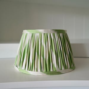 PANTALLA DE LÁMPARA IKAT FRUNCIDA - Pantalla plisada verde manzana hecha a mano para lámparas de mesa, pantalla plisada verde hecha a mano en estilo boho