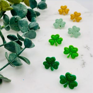 Set med örhängen i form av klöverblad och St. Patrick's Day-motiv: Handgjord polymerlera